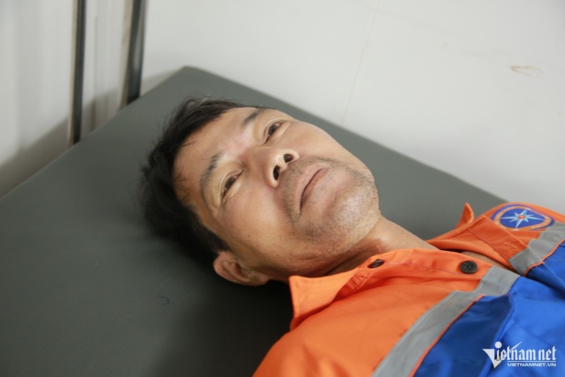Ông Nguyễn Nghiêm Chủ được cứu lên bờ sau 15 giờ vật lộn với sóng dữ. Ảnh: VietNamNet