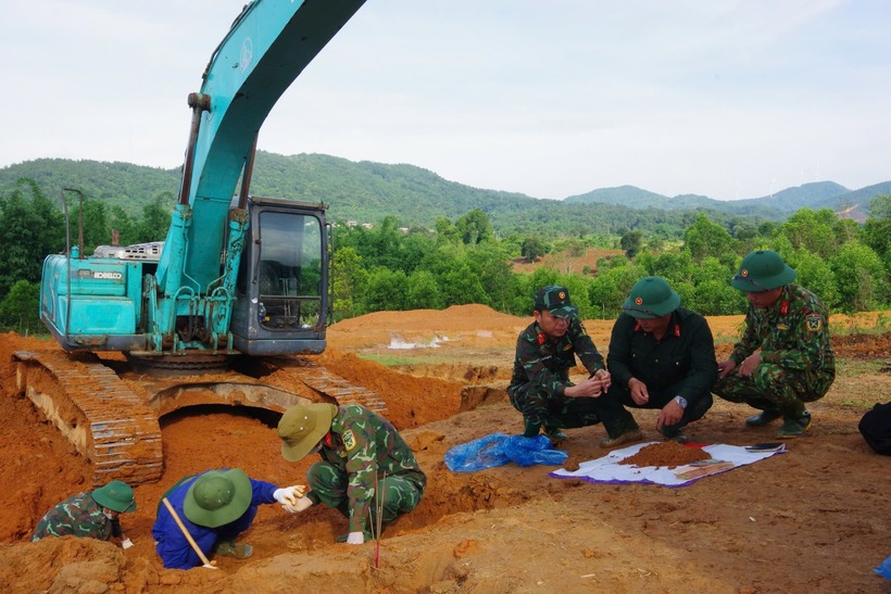 Đội Quy tập hài cốt liệt sĩ Đoàn Kinh tế Quốc phòng 337 tìm kiếm, cất bốc tại khu vực thôn Xa Re, xã Hướng Tân, huyện Hướng Hóa. (Ảnh: Báo Quảng Trị)