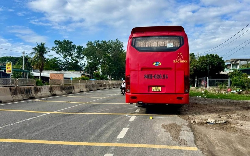 Chiếc xe ô tô trong vụ tai nạn. Ảnh: Lao động
