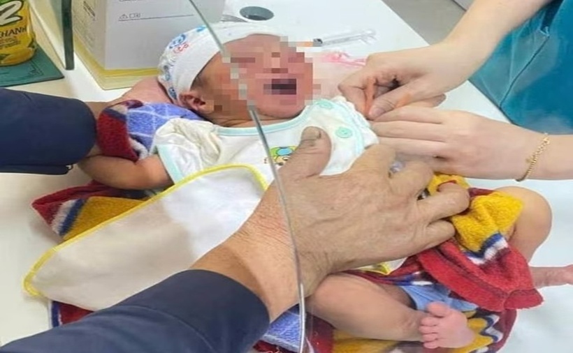 Cháu bé được chăm sóc sức khỏe tại Trạm y tế xã Trường Sơn. (Ảnh: Tuổi trẻ)