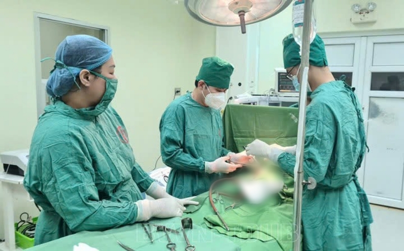 Các bác sĩ tiến hành phẫu thuật. Ảnh minh họa: Sức Khỏe & Đời Sống