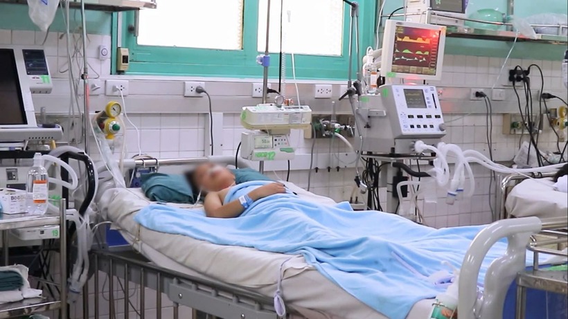 Bệnh nhi đã được cai máy thở thành công, tỉnh táo và có thể trả lời chính xác tên tuổi, thực hiện y lệnh từ bác sĩ. Ảnh: Báo Tin Tức và Dân Tộc