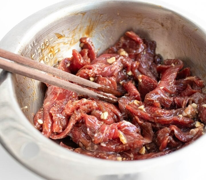 Bạn nên ướp thịt bò bằng nước tương, dầu hào, tiêu, tỏi, gừng, dầu mè, rồi nếu muốn dùng nước mắm thì nêm ở bước cuối cùng hoặc dùng làm nước chấm.