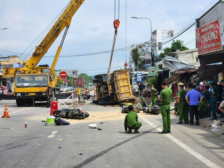 Chiếc xe tải được cẩu khỏi hiện trường sau khi cơ quan chức năng hoàn tất thủ tục. (Ảnh: Tuổi trẻ)
