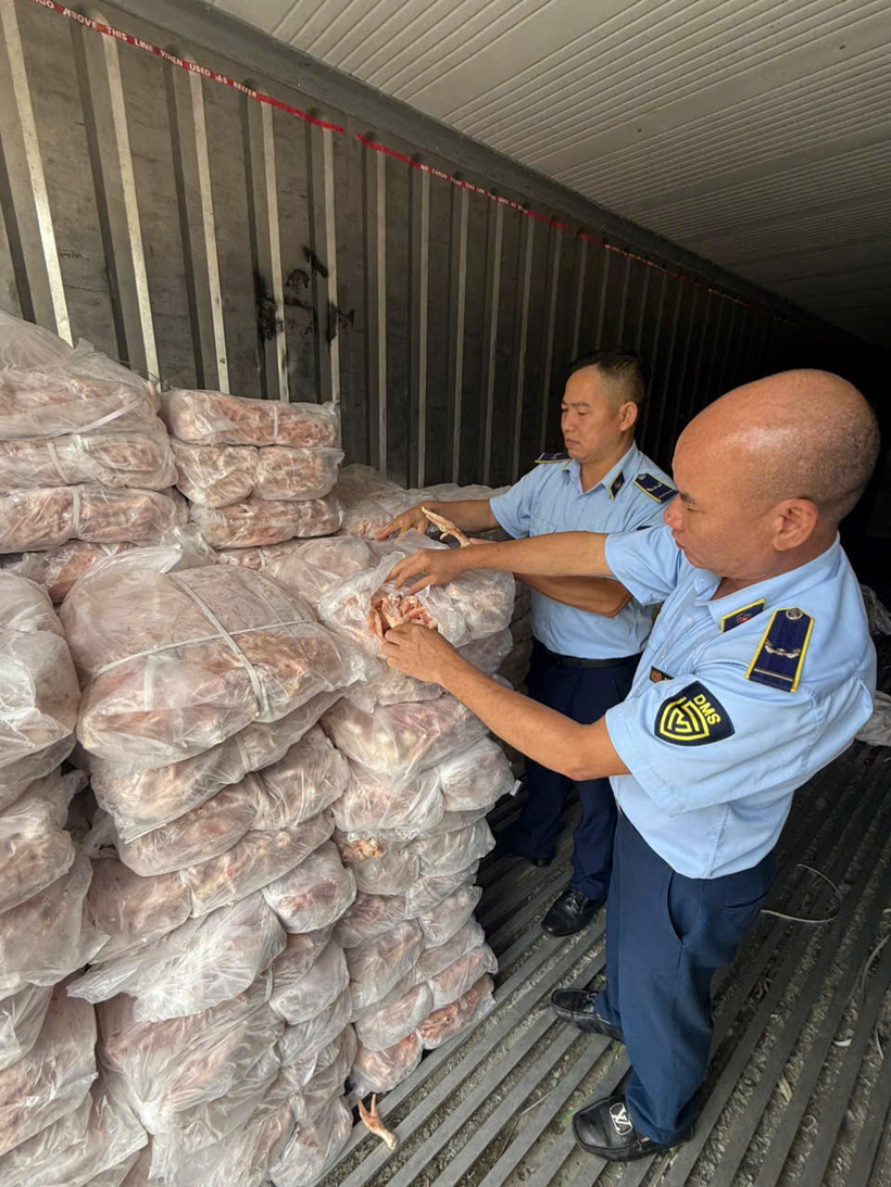 Đội QLTT số 5 thực hiện khám lô hàng.