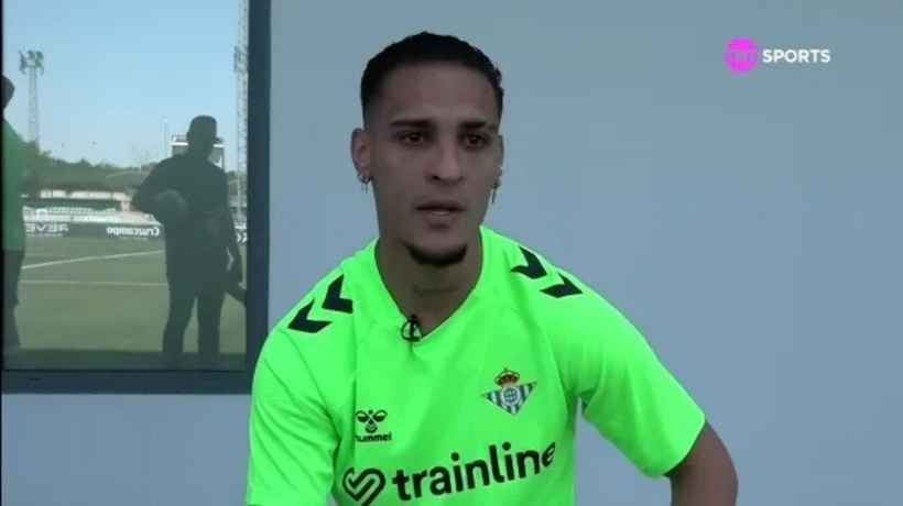 Antony đã bật khóc thừa nhận gặp nhiều khó khăn tại Man United, thậm chí tiết lộ đã có lúc anh nhịn ăn nhiều ngày. Ảnh: TNT Sports.