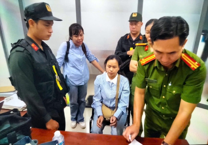 Đối tượng Nguyễn Thị Thu Hồng (đang ngồi) bị Cơ quan CSĐT Công an tỉnh Bình Thuận bắt khẩn cấp. Ảnh: VOV.