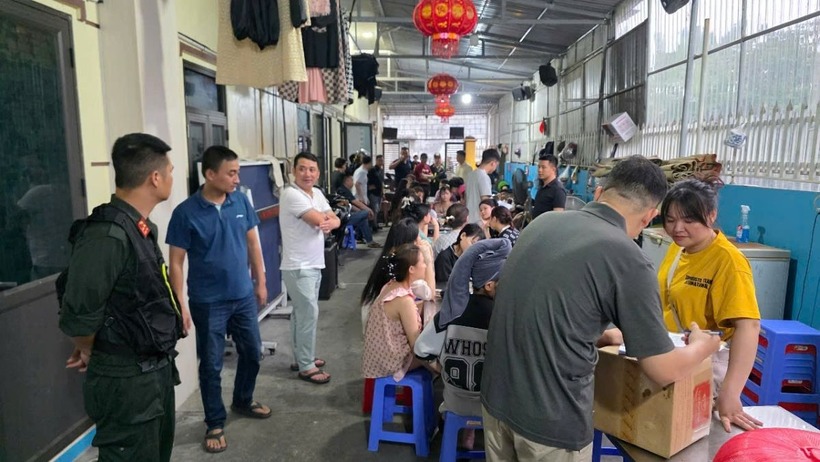 Tại thời điểm khám xét khẩn cấp, lực lượng chức năng phát hiện 28 nhân viên nữ ăn, ở tập trung trong khu nhà trọ của đối tượng Phạm Quang Thành. (Ảnh: Lao động)