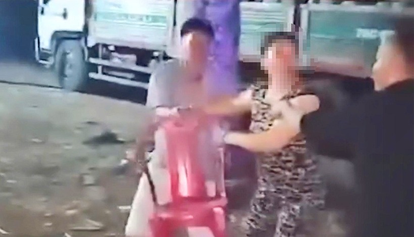 Người đàn ông đánh khách. Ảnh: PLO.