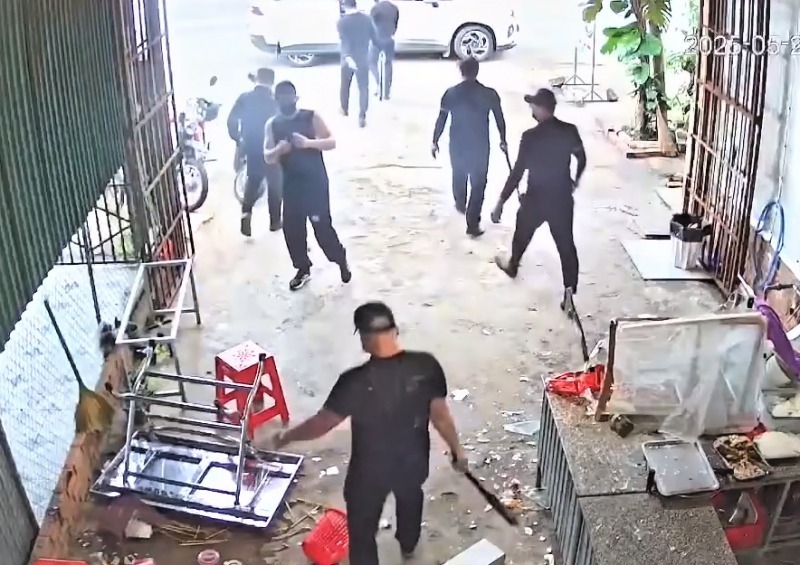 Nhóm côn đồ áo đen hung hãn đập phá quán phở tại Đắk Lắk. Ảnh: Công an nhân dân.