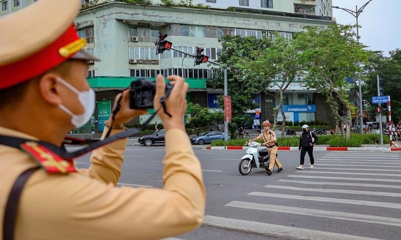 Tổ công tác tập trung ghi hình và xử lý các hành vi vi phạm từ 7h sáng.