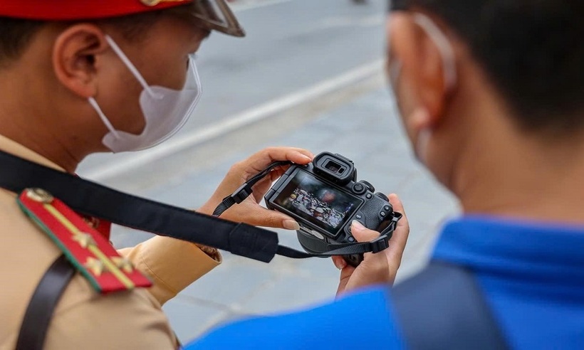 Việc sử dụng camera ghi hình lưu động giúp người vi phạm được xem trực tiếp hình ảnh chứng minh lỗi của mình.