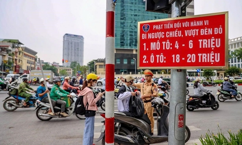 Tổ công tác đã dừng phương tiện để xử lý vi phạm.