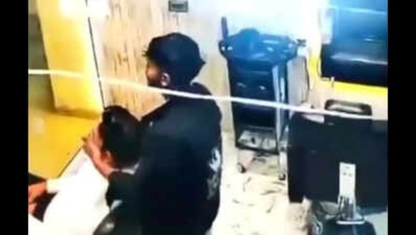 Cảnh nam nhân viên thoa kem lên mặt người khách sau khi khạc nhổ vào đó. Ảnh: TOI