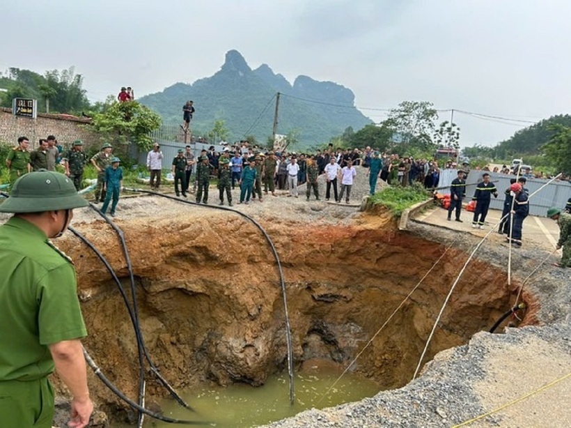 Vị trí hố sụt lún nghi có người rơi xuống ở xã Kim Lư, huyện Na Rì, Bắc Kạn. Ảnh: Tiền Phong