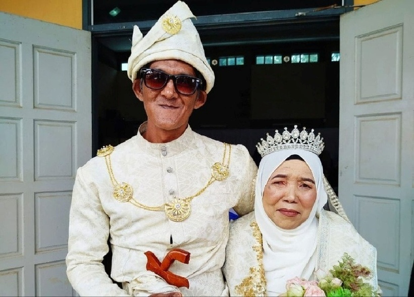 Chú rể Mohd Shaiful Nizam Yeop Mat Isa (47 tuổi) và cô dâu Repeah Sani (70 tuổi). Ảnh: Malaysia.