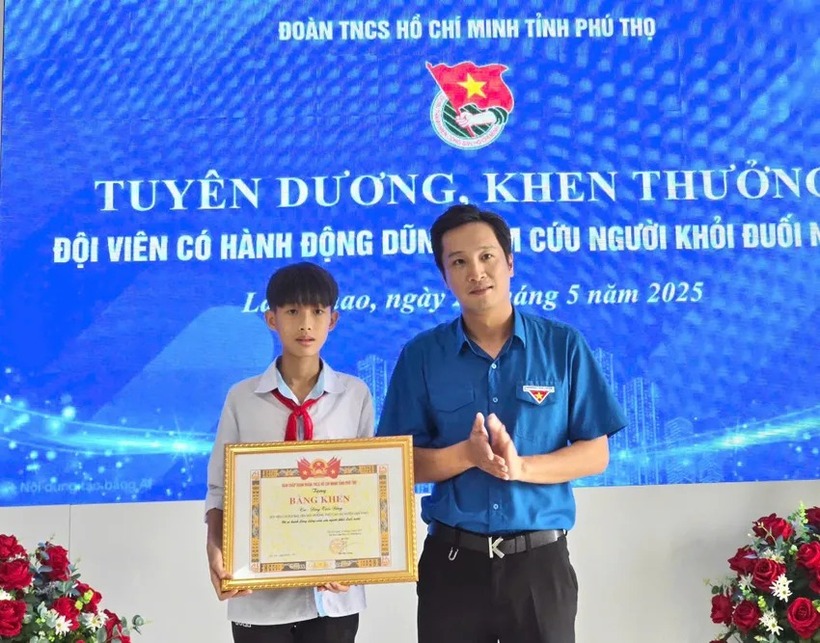 Tỉnh đoàn Phú Thọ tặng bằng khen cho em Đặng Tuấn Hưng dũng cảm cứu bạn đuối nước. (Ảnh: PLO)
