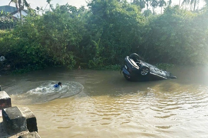 Người dân lao xuống sông cứu hai ông cháu. (Ảnh: Dân trí)
