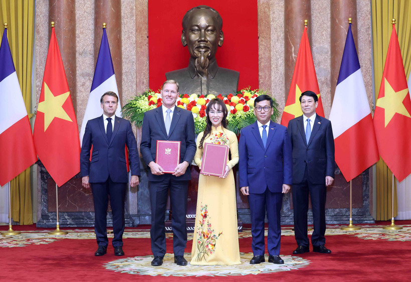 Chủ tịch HĐQT Vietjet, Nguyễn Thị Phương Thảo và Chủ tịch Airbus International, Wouter van Wersch trao thỏa thuận đặt mua 20 máy bay thân rộng A330-900 (A330neo) trước sự chứng kiến của Chủ tịch nước Lương Cường và Tổng thống Pháp Emmanuel Macron