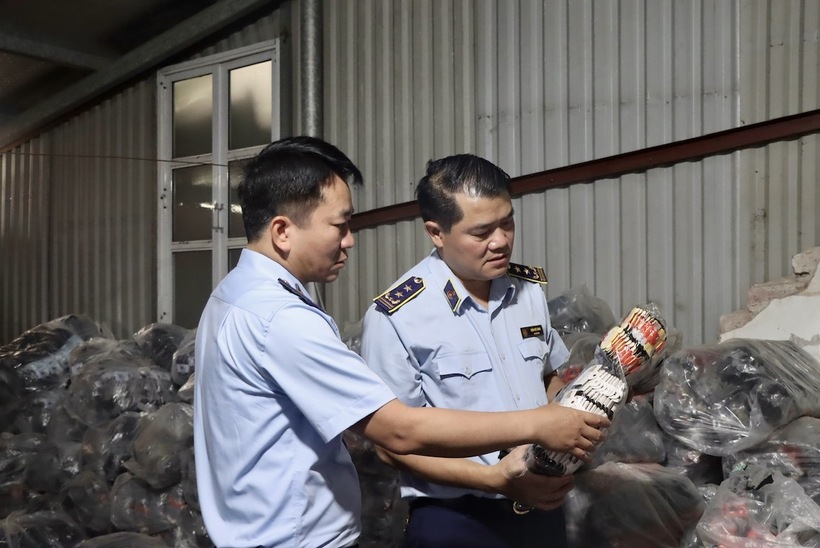 Cục Quản lý và Phát triển thị trường trong nước tạm giữ một số nguyên liệu, sản phẩm vi phạm