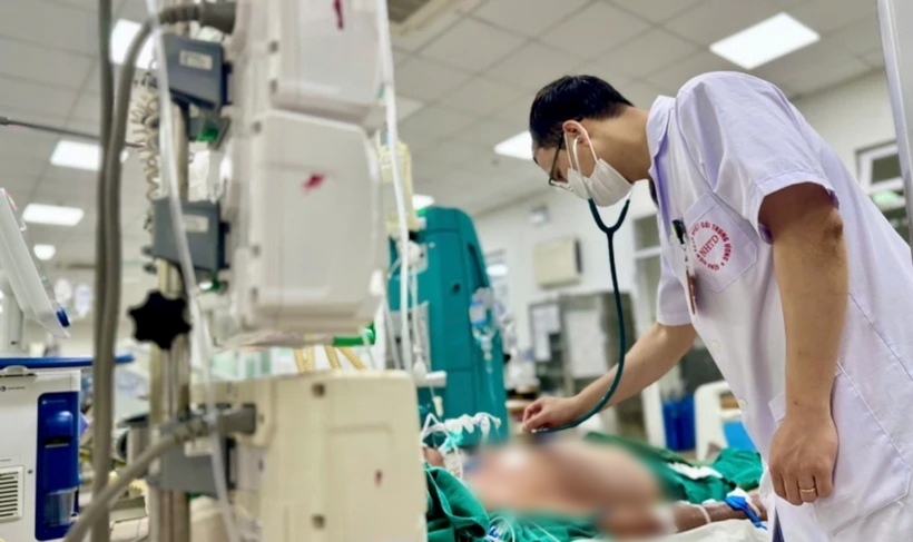 Bác sĩ thăm khám cho bệnh nhân. Ảnh: VietnamPlus