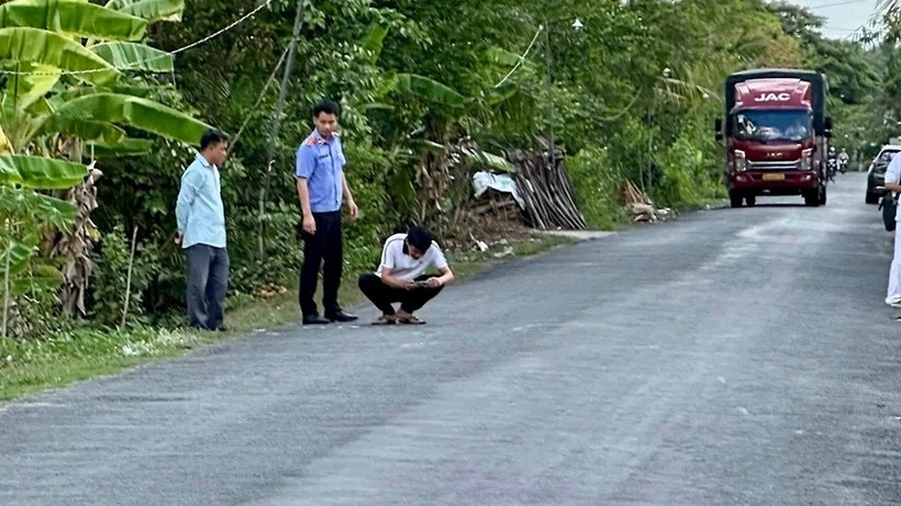 Cơ quan điều tra VKSND Tối cao kiểm tra, ghi nhận hiện trường vụ tai nạn giao thông ở Vĩnh Long để điều tra làm rõ có hay không hành vi xâm phạm hoạt động tư pháp. Ảnh: PLO
