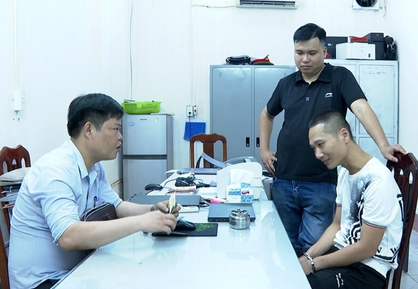 Lấy lời khai đối tượng. Ảnh: Bảo vệ Pháp luật