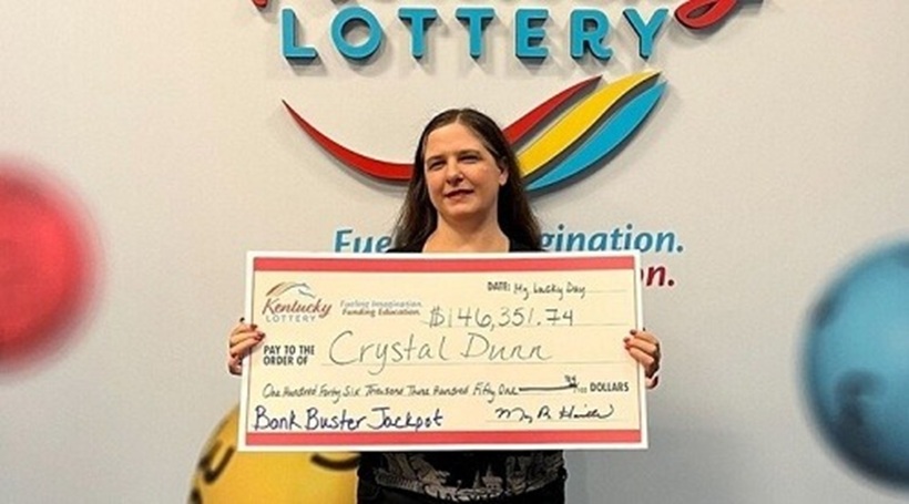 Dunn nhận giải thưởng hôm 7/7/2022. Ảnh: Kentucky Lottery