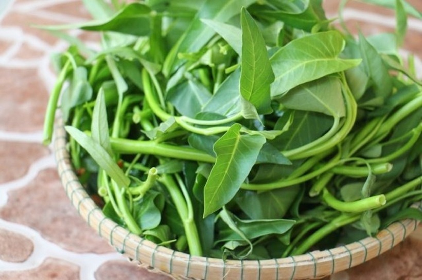 Chọn rau muống là bước quan trọng để có món rau muống xào tỏi ngon chuẩn nhà hàng.