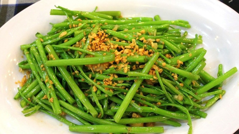Nên luộc sơ qua rau muống trước khi xào.