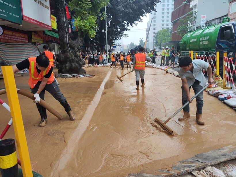 Chiều 27/5, hỗn hợp bùn phun lên mặt đất tại khu vực trước cửa nhà 25C và 25E Cát Linh, phường Cát Linh, quận Đống Đa (TP.Hà Nội)
