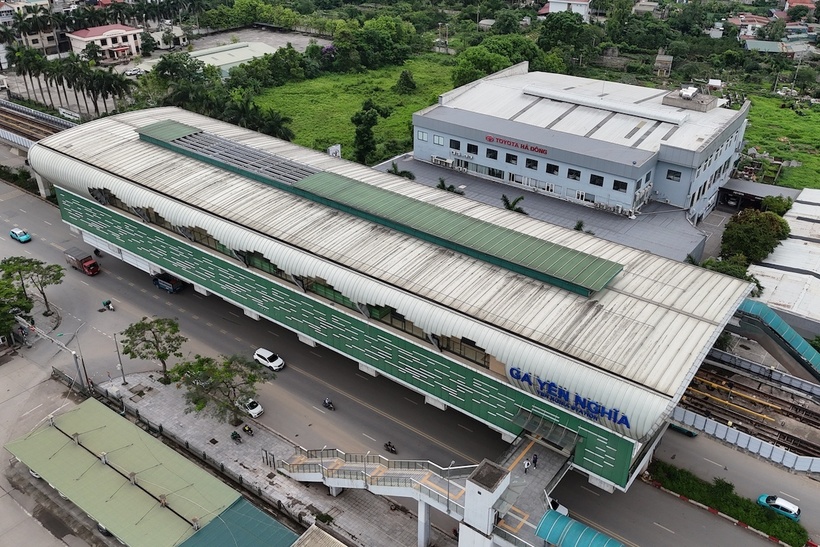 Một phần mái nhà ga Yên Nghĩa thuộc tuyến tàu điện Cát Linh - Hà Đông bị hư hỏng