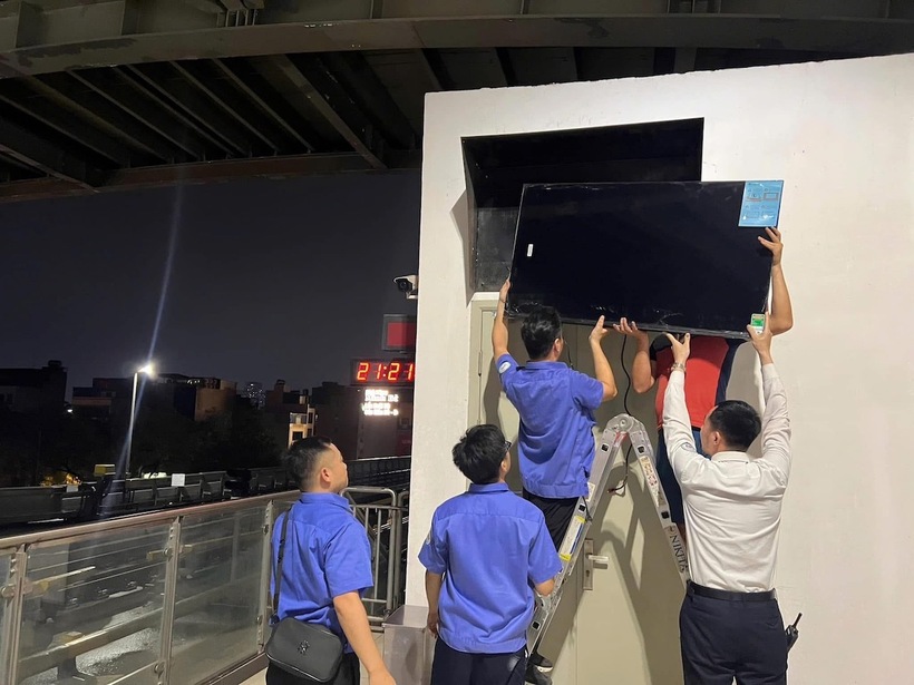 Hanoi Metro thay thế, sửa chữa các màn hình hư hỏng