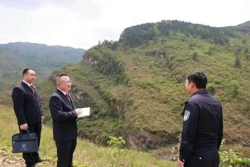 Cơ quan điều tra đến nơi hiện trường vụ tai nạn. Ảnh: Sohu.