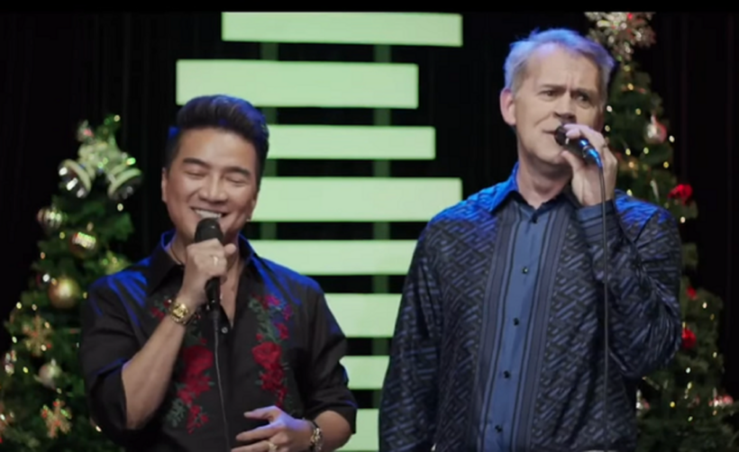 Ca sĩ Đàm Vĩnh Hưng và ông Gerard Williams từng song ca "Xin lỗi tình yêu" cách đây vài năm. Thời điểm đó, nam ca sĩ giới thiệu doanh nhân này là một fan mà anh rất quý.