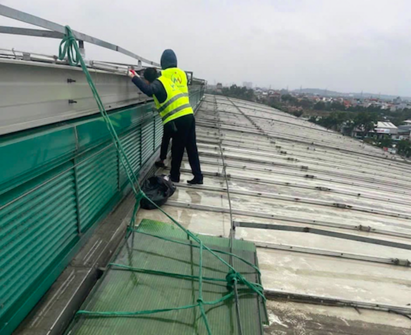 Công nhân khắc phục phần mái nhà ga bị hư hỏng