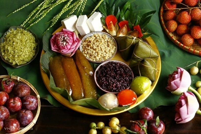 Mâm cúng Tết Đoan Ngọ ở miền Bắc mang đậm nét truyền thống. Ảnh minh họa.