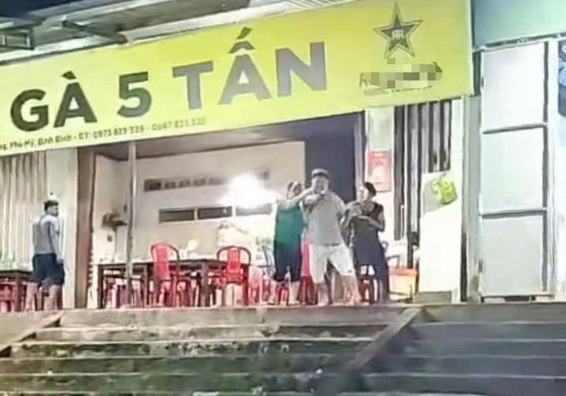 Quán cơm gà 5 Tấn, nơi xảy ra vụ việc (Ảnh: Cắt từ video).