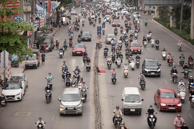 Sở GTVT Hà Nội dựng dải phân cách cố định nhằm tách làn riêng cho các loại phương tiện trên tuyến đường Nguyễn Trãi
