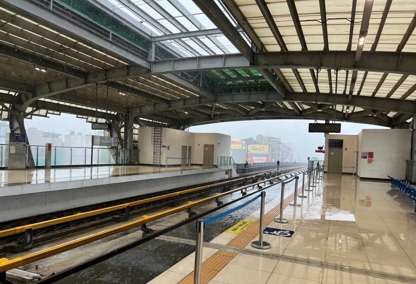 Khu vực tầng 2 sàn nhà ga Yên Nghĩa bị nước mưa chảy từ trên mái xuống, lênh láng mặt sàn.