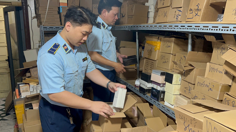 Lực lượng QLTT tiến hành kiểm tra điểm kinh doanh trên phố Hàng Giấy (quận Hoàn Kiếm, Hà Nội).