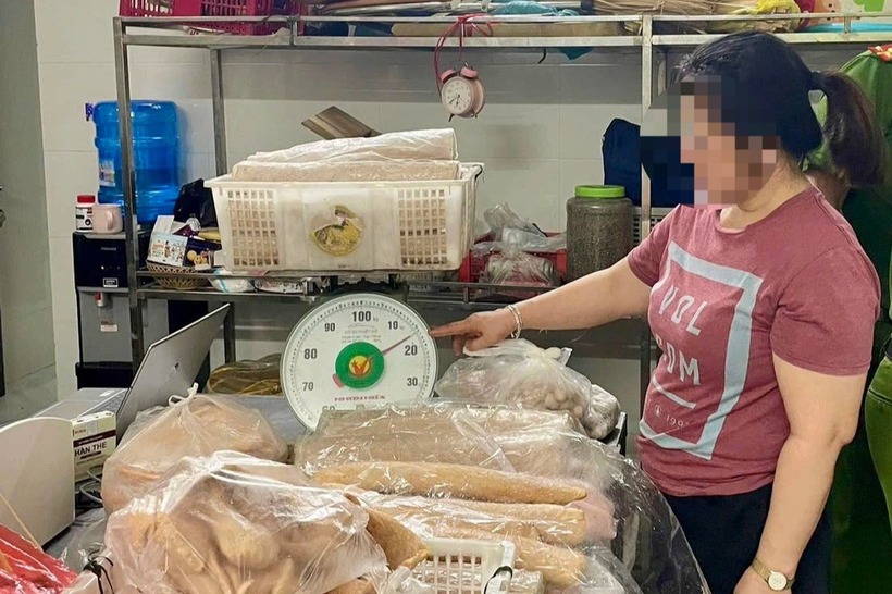 Số giò, chả sử dụng hàn the tại cơ sở sản xuất của bà N. (Ảnh: Cơ quan công an)