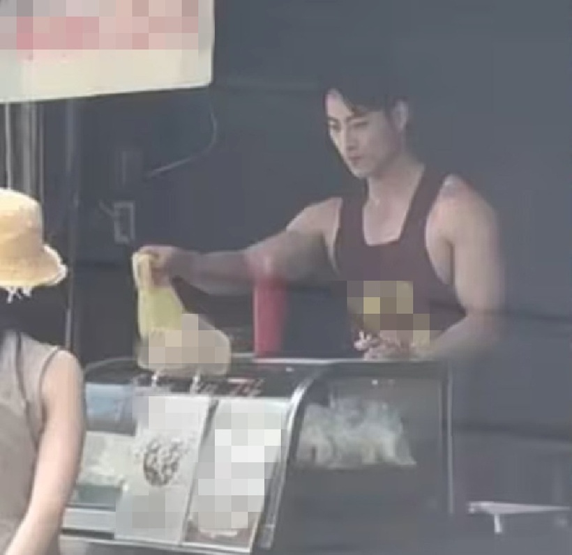 Luo Jia Min nhanh chóng trở thành hiện tượng mạng nhờ ngoại hình điển trai và thân hình vạm vỡ. Ảnh: 8days.