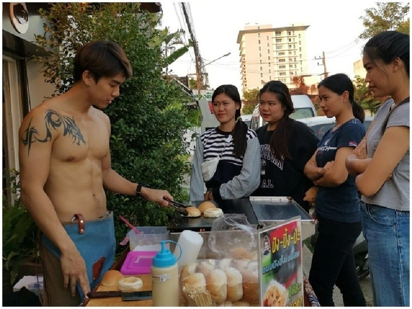 "Trai đẹp" bán bánh bao "gây sốt" Đài Loan khiến hội chị em "đổ rầm" - 3