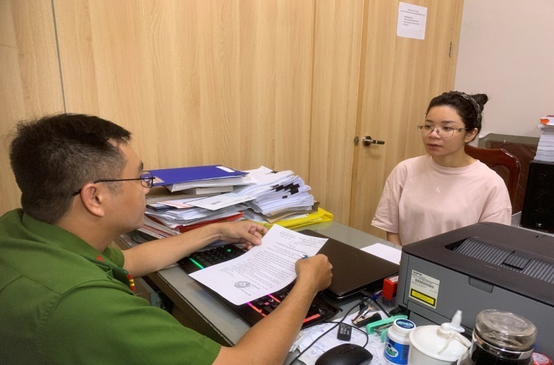 Đối tượng Nga khai nhận vụ việc với cán bộ điều tra. Ảnh: Công an tỉnh Đồng Nai