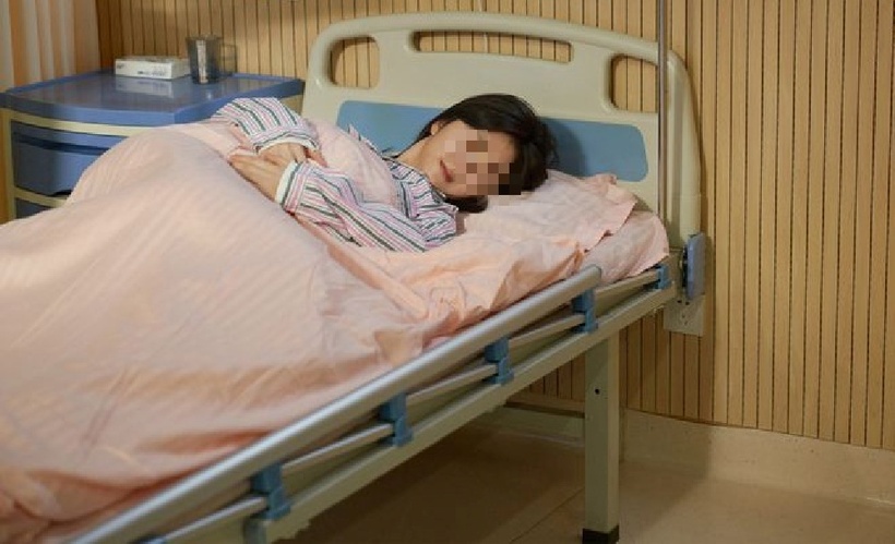 Tại vệnh viện cô được chẩn đoán viêm loét dạ dày nghiêm trọng dẫn đến thủng dạ dày. Ảnh minh họa.