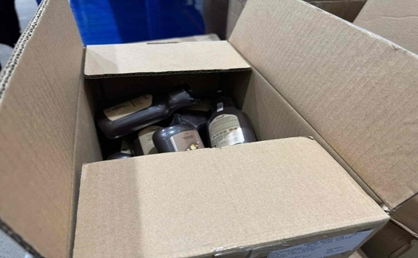 Sản phẩm dầu gội bị thu hồi đã được đóng gói tại kho của doanh nghiệp liên quan công ty của chồng Đoàn Di Băng. (Ảnh: Lao động)