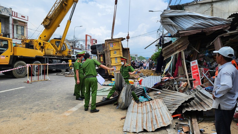 Hiện trường vụ xe tải lao vào nhà dân. (Ảnh: Báo Xây dựng)