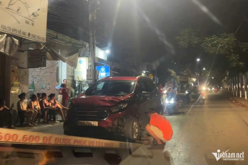 Lực lượng chức năng đưa ô tô gây tai nạn về trụ sở. Ảnh: Vietnamnet