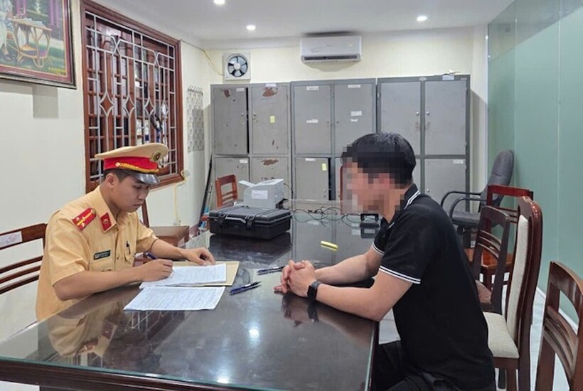 CSGT làm việc với tài xế vi phạm
